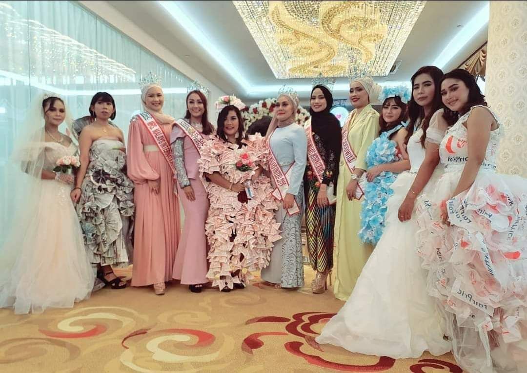 Para peserta fashion show dan Miss Malay 