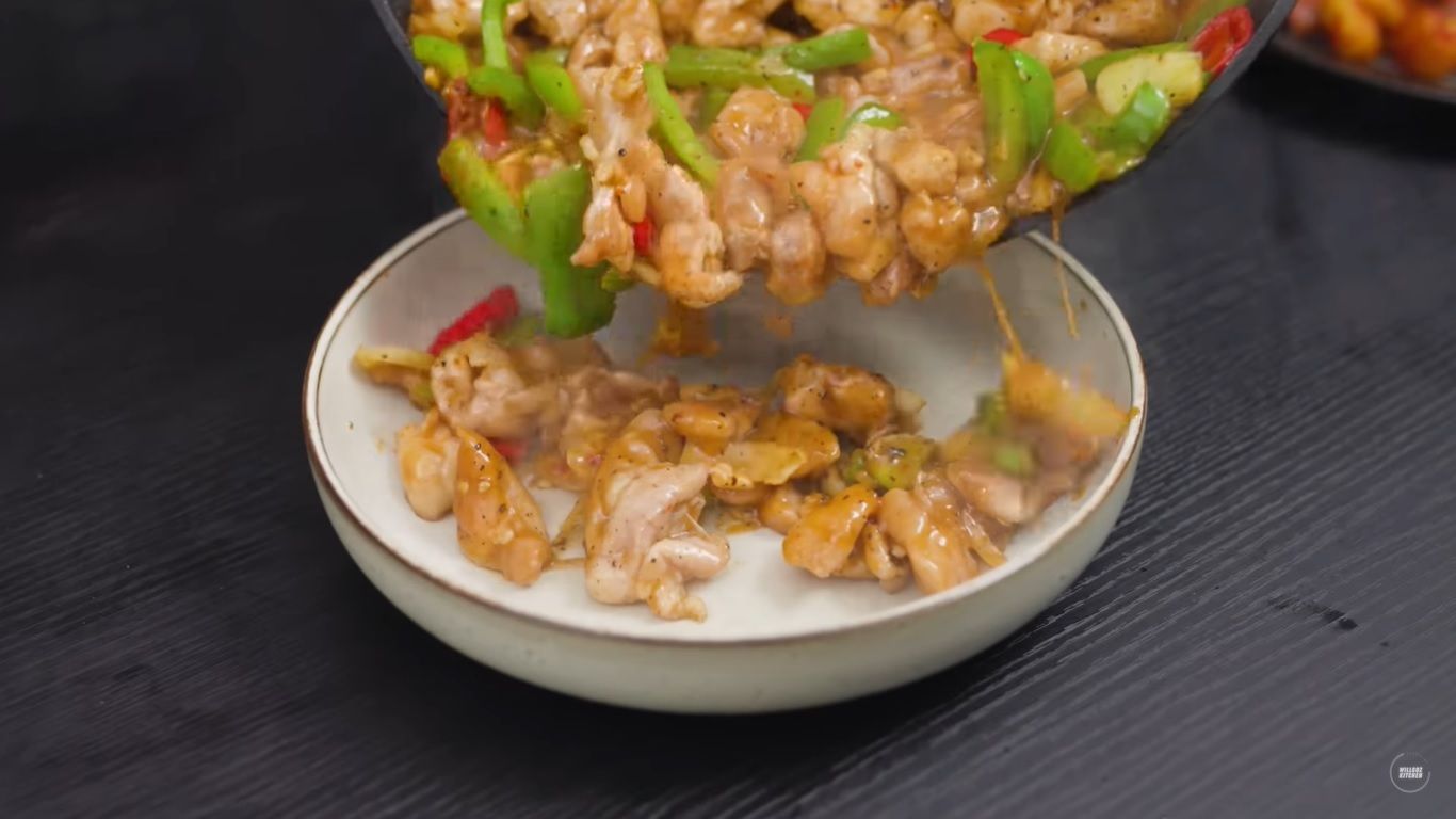 Perpaduan dua cita rasa oriental yang khas menjadi menu yang enak untuk keluarga Anda.