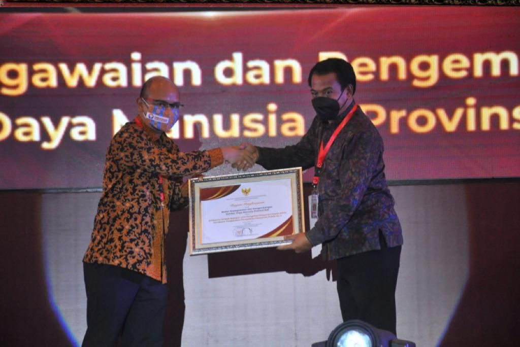 Salah satu penghargaan yang diterima Pemprov Bali dalam bidang pendidikan dan pelayanan publik.