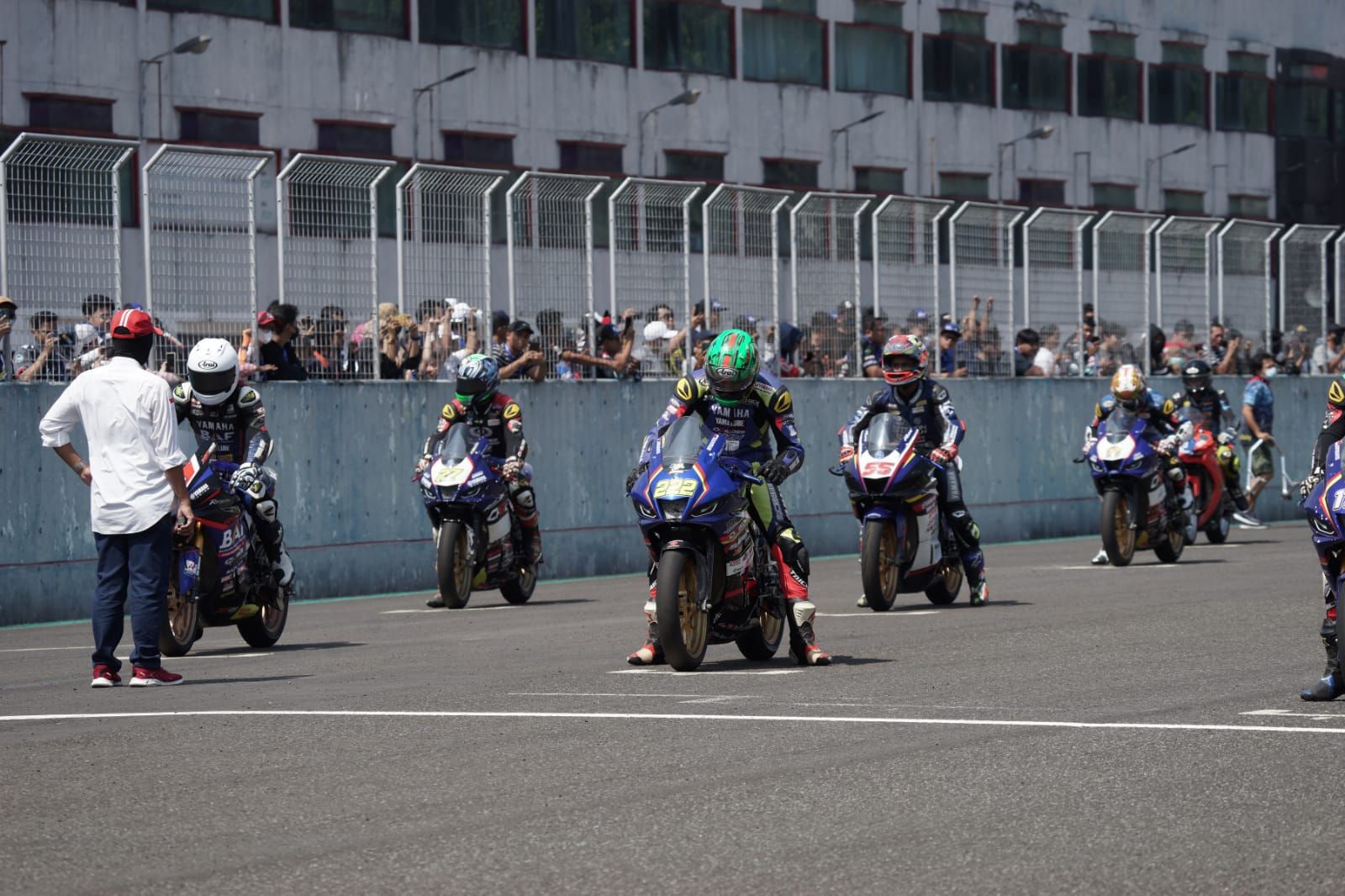 Para peserta saat beada di garis start sebelum menjajal sensasi menggunakan Yamaha All New Connected R15-ABS di Sirkuit Internasional Sentul.
