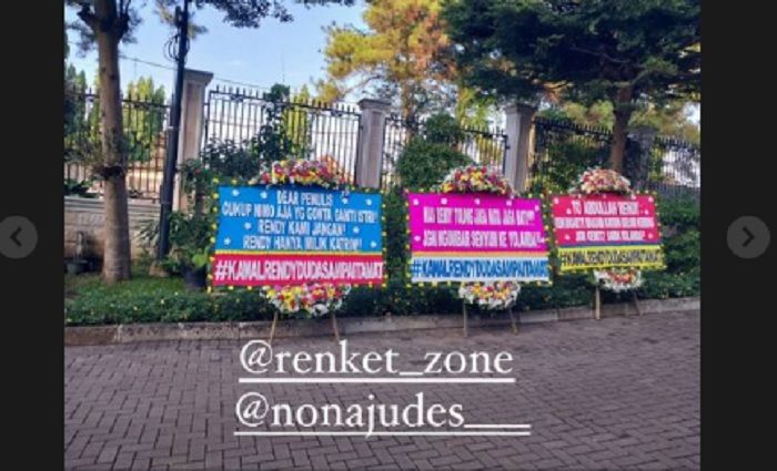 Dikabarkan baru-baru fans garis keras Renket (Rendy Ketrin) tengah mengirimkan karangan bunga yang bertuliskan 'Kawal Rendy Duda Sampai Mati'.