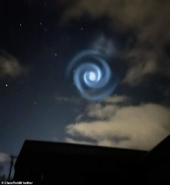  Cahaya Spiral Misterius Muncul di Langit Selandia Baru, Dikira UFO Ternyata..//Olah foto Twitter DailyMail