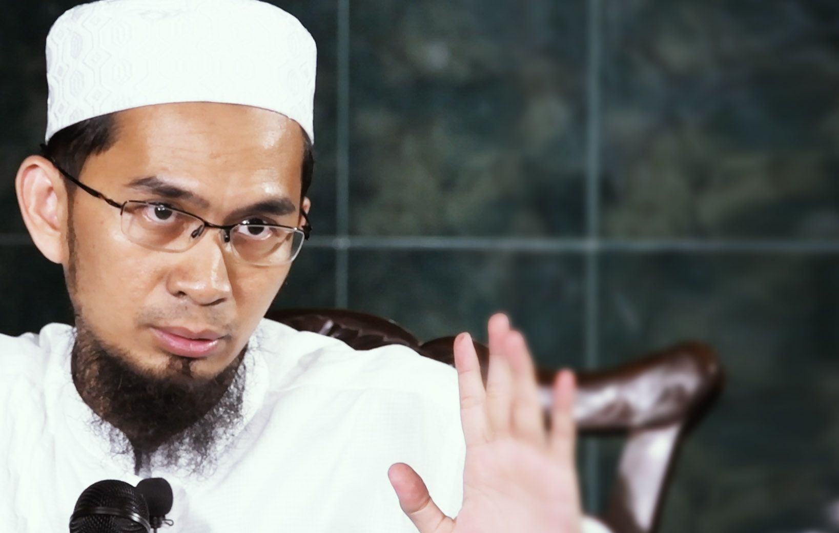 ustaz adi hidayat menjelaskan tentang larangan berpakaian