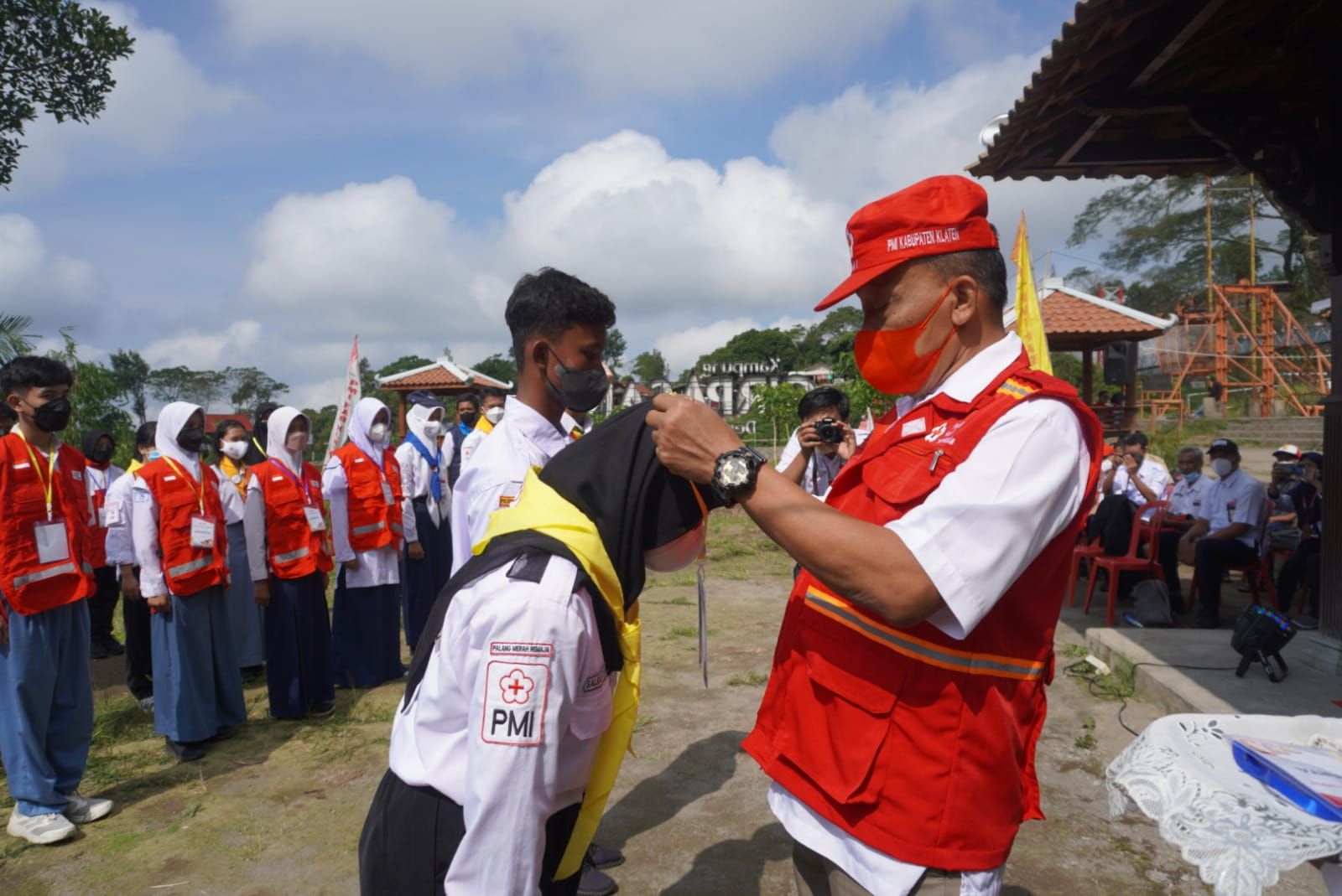 Ketua PMI Kabupaten Klaten Purwanto Anggono Cipto  mengenakan tanda peserta Youth Camp Forpis yang dilaksanakan di Kabupaten Klaten pada 20-22 Juni 2022.