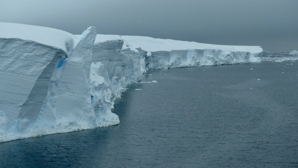 Gletser Thwaites, sering disebut juga Gletser Hari Kiamat, yang terletak di Benua Antartika