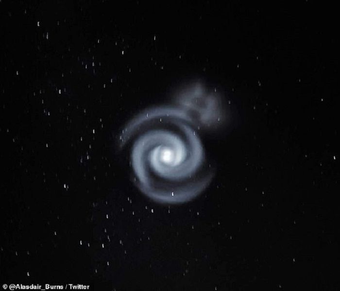  Cahaya Spiral Misterius Muncul di Langit Selandia Baru, Dikira UFO Ternyata..//Olah foto Twitter DailyMail