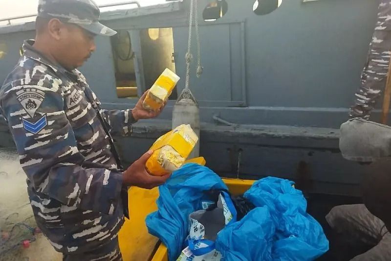TNI Angkatan Laut menggagalkan penyelundupan narkoba jenis sabu-sabu seberat 29 kilogram dan 60.000 butir pil ekstasi yang dibawa dari Malaysia menuju Indonesia melalui jalur laut tepatnya di Perairan Asahan, Sumatera Utara