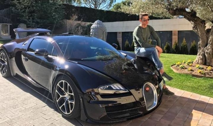 Cristiano Ronaldo duduk di mobil Bugatti Veyron Grand Sport Vitesse.