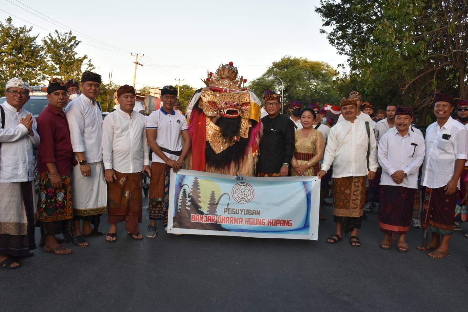 Kota Denpasar menampilkan Tarian Barong pada Pawai Budaya dalam rangkaian dari Raker Komwil IV APEKSI ke 17 Tahun 2022 di Kota Kupang Rabu 22 Juni 2022.