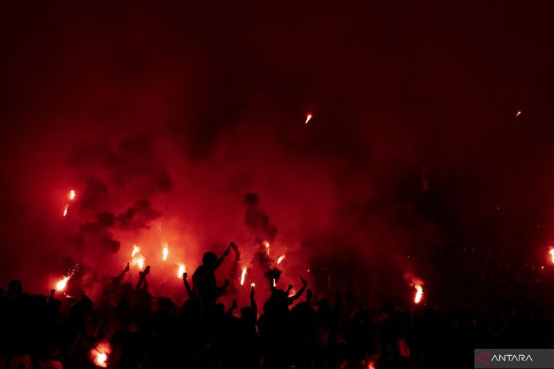Suporter Persib Bandung menyalakan flare di Stadion Gelora Bandung Lautan Api, Bandung, Jawa Barat, Jumat 17 Juni 2022.