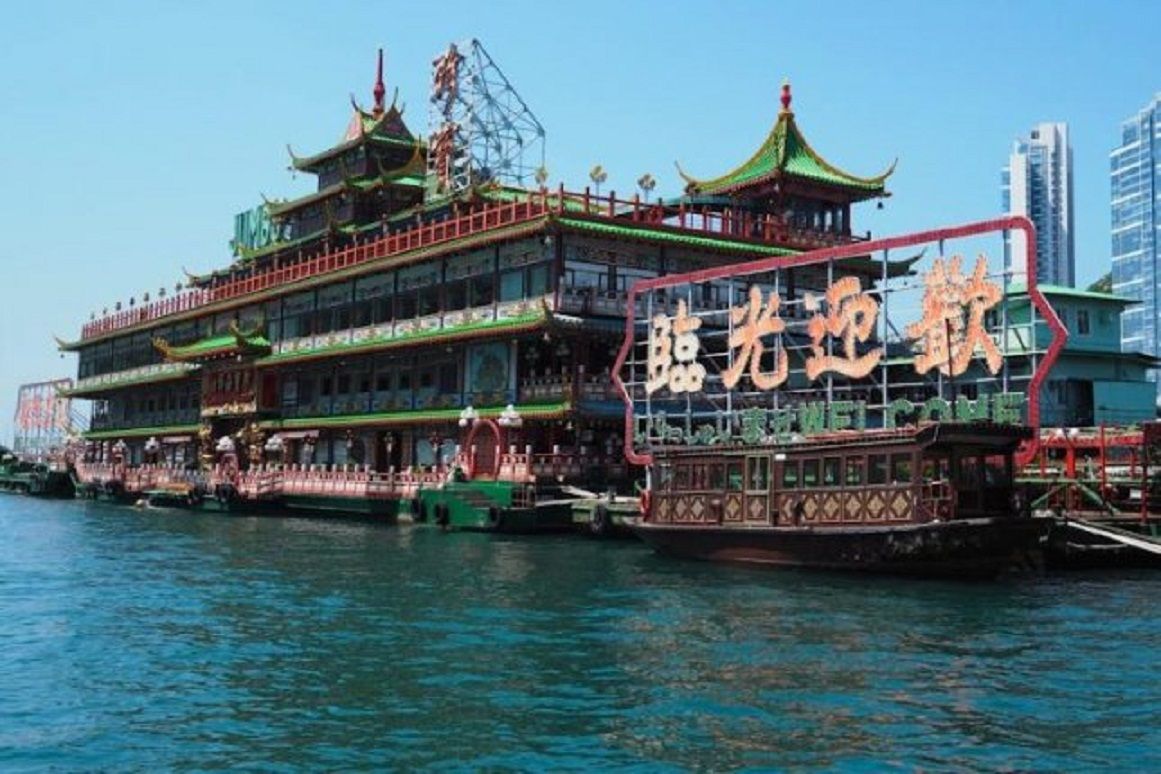 Jumbo Floating Restaurant yang ikonik di Hong Kong terbalik dan tenggelam di Laut Natuna Utara saat sedang ditarik ke lokasi yang dirahasiakan.  
