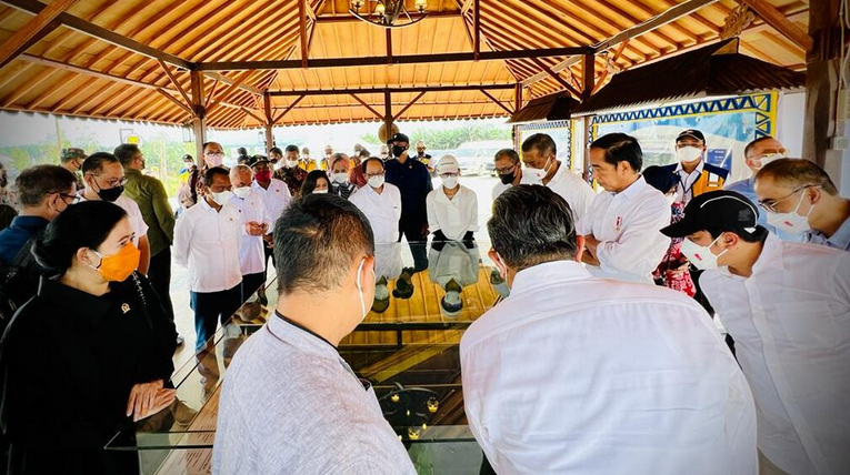 Presiden Joko Widodo meninjau progres pembangunan Bendungan Sepaku Semoi di Kabupaten Penajam Paser Utara, Provinsi Kalimantan Timur. Foto: BPMI Setpres/Laily Rachev.