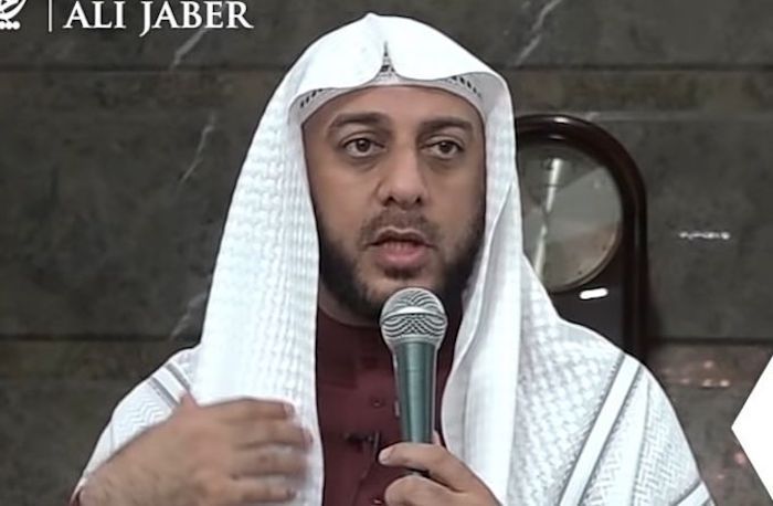  Menurut Syekh Ali Jaber gangguan jin dan setan bisa dengan mudah diatasi oleh diri sendiri dengan membacakan beberapa ayat suci Al-Qur'an.