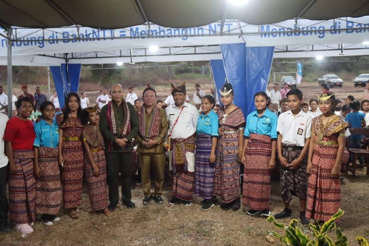 Gubernur NTT, Viktor Bungtilu Laiskodat saat berada di Desa Nekbaun, Kecamatan Amarasi Barat, Kabupaten Kupang