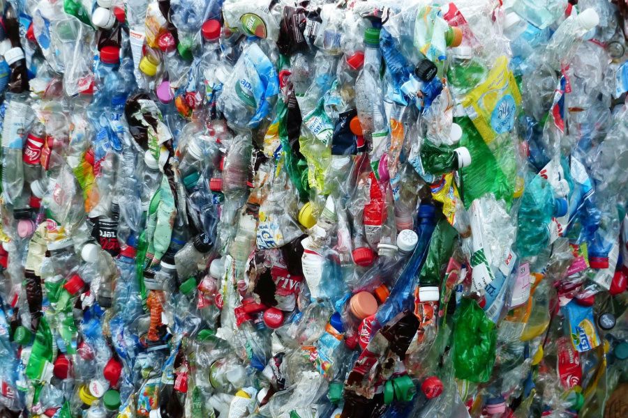 Ilustrasi sampah botol plastik. Hingga kini belum ada metode standar hitung mikroplastik, Pakar: Kita sulit simpulkan asalnya dari mana.