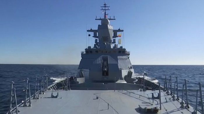 Kapal perang Rusia melakukan manuver di Laut Baltik dengan alasan melakukan latihan militer.*  M