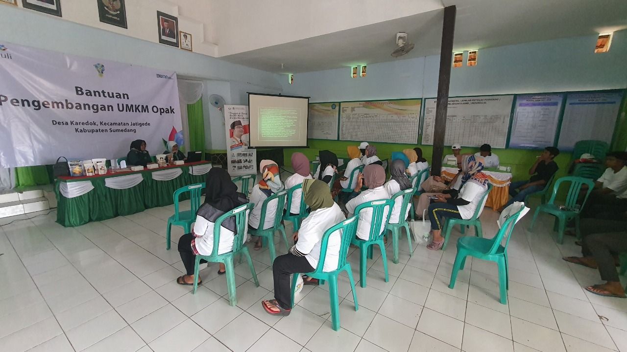 Pelatihan pemasaran dan manajemen kepada Produsen Opak di Desa Karedok.