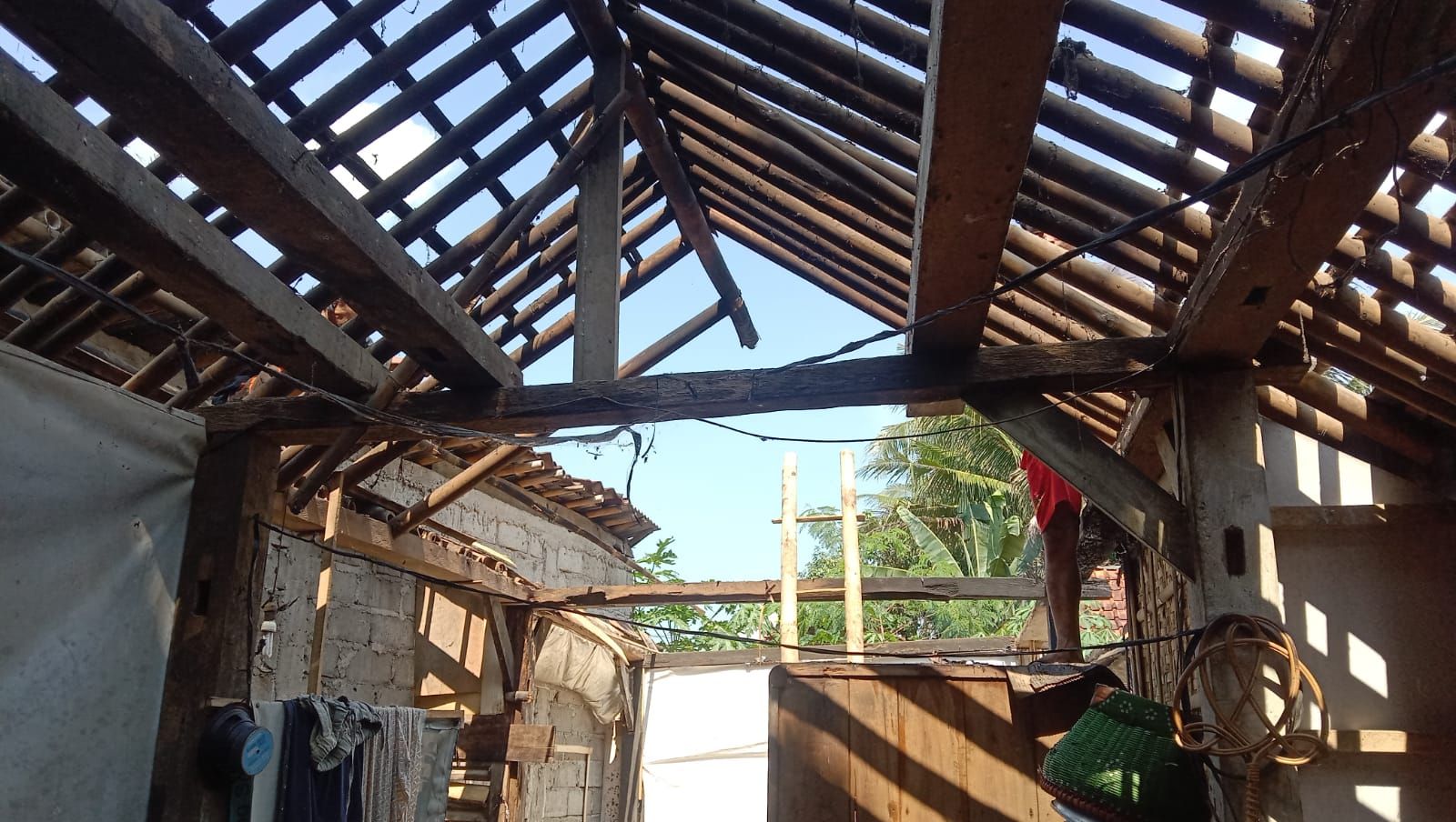 kondisi bangunan milik salah seorang warga di desa Situwangi, Kecamatan Rakit yang terbakar pada Selasa 21 Juni 2022