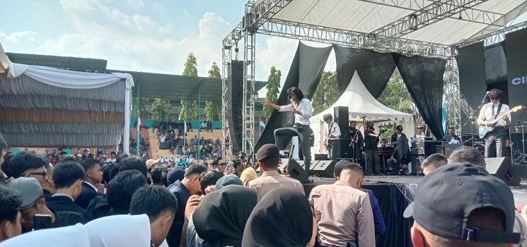 Grup musik asal Bandung, The Changcuters berhasil menghipnotis ribuan siswa dan guru pada acara perpisahan dan perayaan kelulusan siswa SMKN 2 Garut, Rabu 22 Juni 2022.*