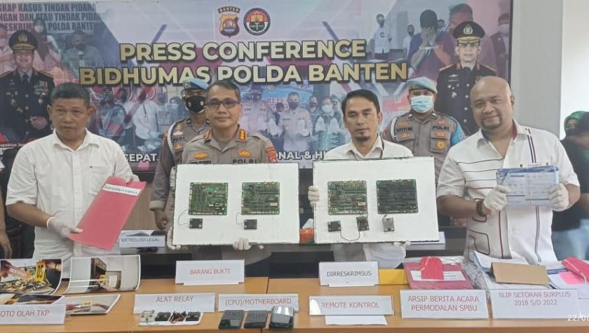 Polisi menunjukan barang bukti praktik kecurangan perdagangan Bahan Bakar Minyak (BBM) di SPBU Gorda Nomor : 34-42117 di Jalan Raya Serang – Jakarta KM 70 Kecamatan Kibin Kabupaten Serang Banten.