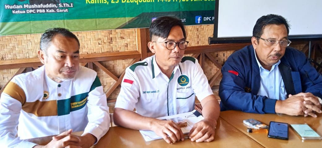Ketua DPC PBB Garut Hudan (kiri) saat memberikan keterangan kepada wartawan pada acara konsolidasi di Kawasan Situ Cangkuang, Leles, Kamis, 23 Juni 2022.