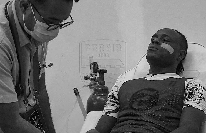 Bek tengah Persib Bandung Victor Igbonefo harus istirahat sekitar 3 bulan setelah menjalani operasi./foto:persib.co.id