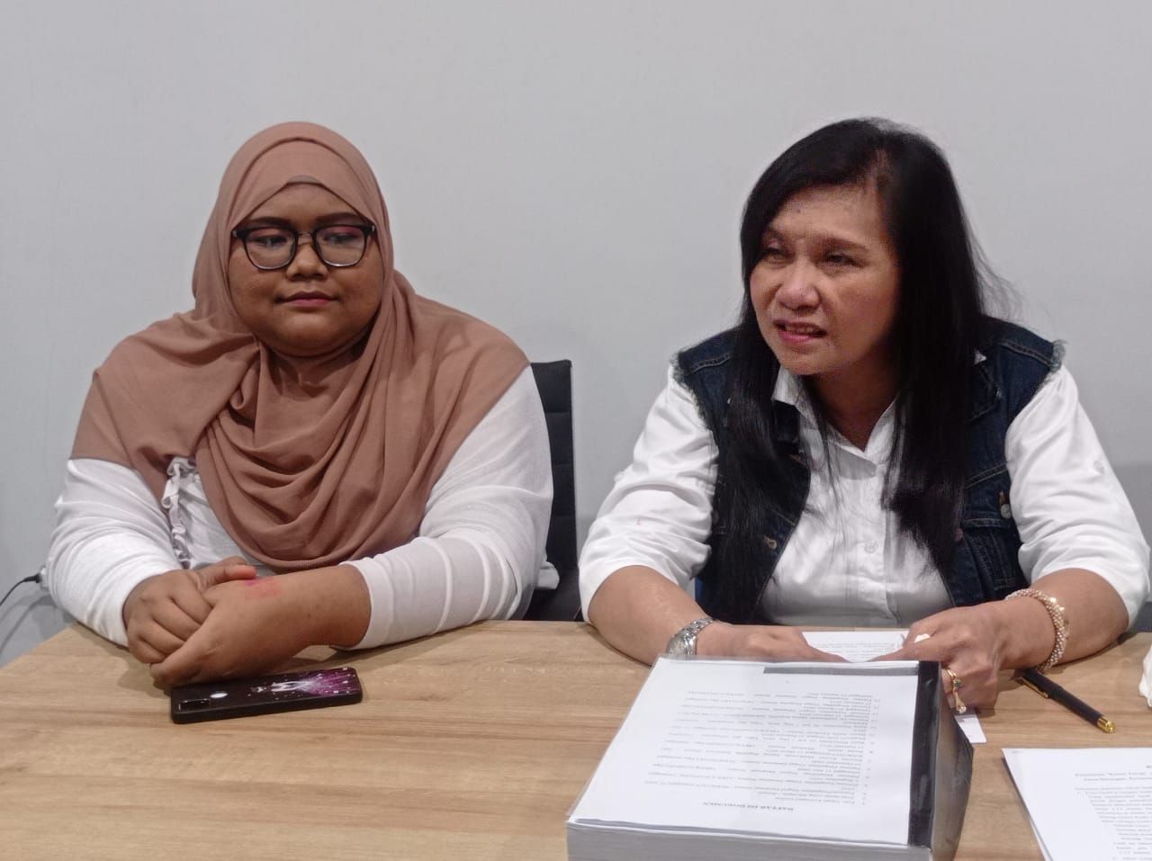 Siti Sapurah alias Ipung (kanan) bersama sang anak Nadia memberikan konferensi pers, di Denpasar Kamis 24 Juni 2022