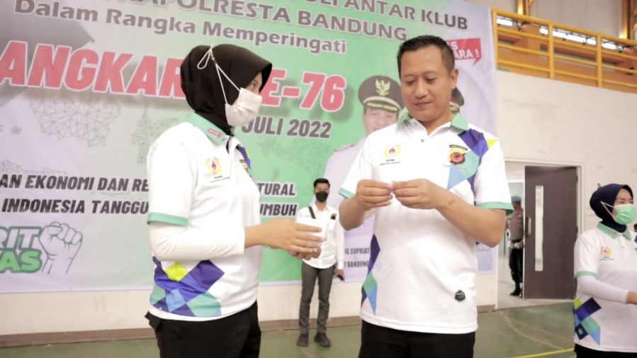 Kombes Pol Kusworo Wibowo resmi membuka kejuaraan bola voli Piala Kapolresta Bandung Cup yang diikuti 17 tim