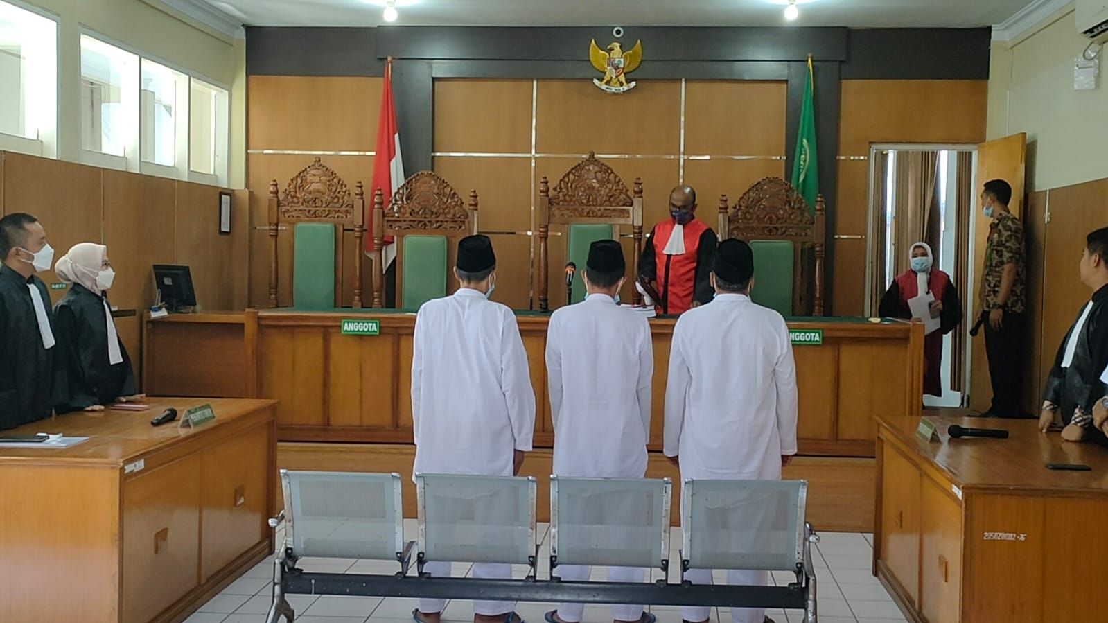Tiga jenderal NII saat mengikuti persidangan dengan agenda pembacaan putusan di Pengadilan Neger (PN) Garut, Jalan Merdeka, Kecamatan Tarogong Kidul, Kabupaten Garut, Kamis 23 Juni 2022.