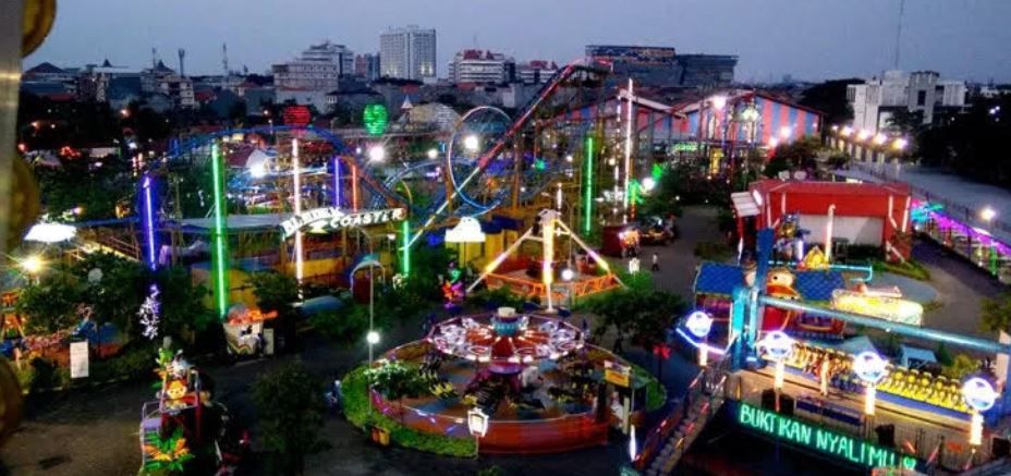 Surabaya Carnival Park yang menyuguhi lampu warna-warni serta wahana bermain yang seru di Surabaya. Lokasi wisata yang cocok untuk liburan keluarga
