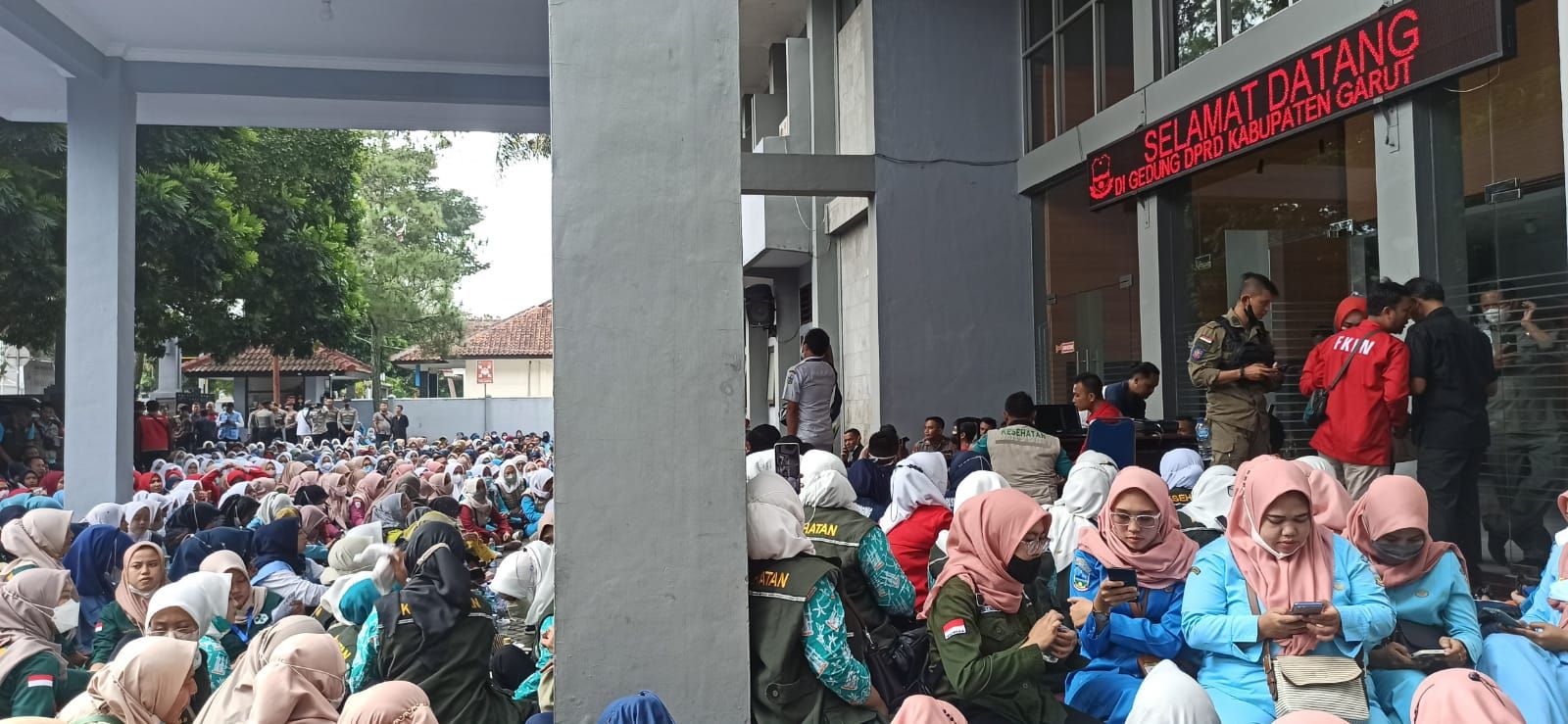 Ribuan honorer tenaga kesehatan (nakes) dan non nakes yang tergabung dalam FKHNN Kabupaten Garut mendatangi Gedung DPRD Garut di Jalan Patriot, Kecamatan Tarogong Kidul, Kabupaten Garut, Kamis 23 Juni 2022.