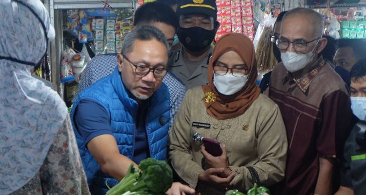 Menteri Perdagangan Zulkifli Hasan saat melakukan kunjungan ke Pasar Kosambi, Kota Bandung hari ini Kamis, 23 Juni 2022.