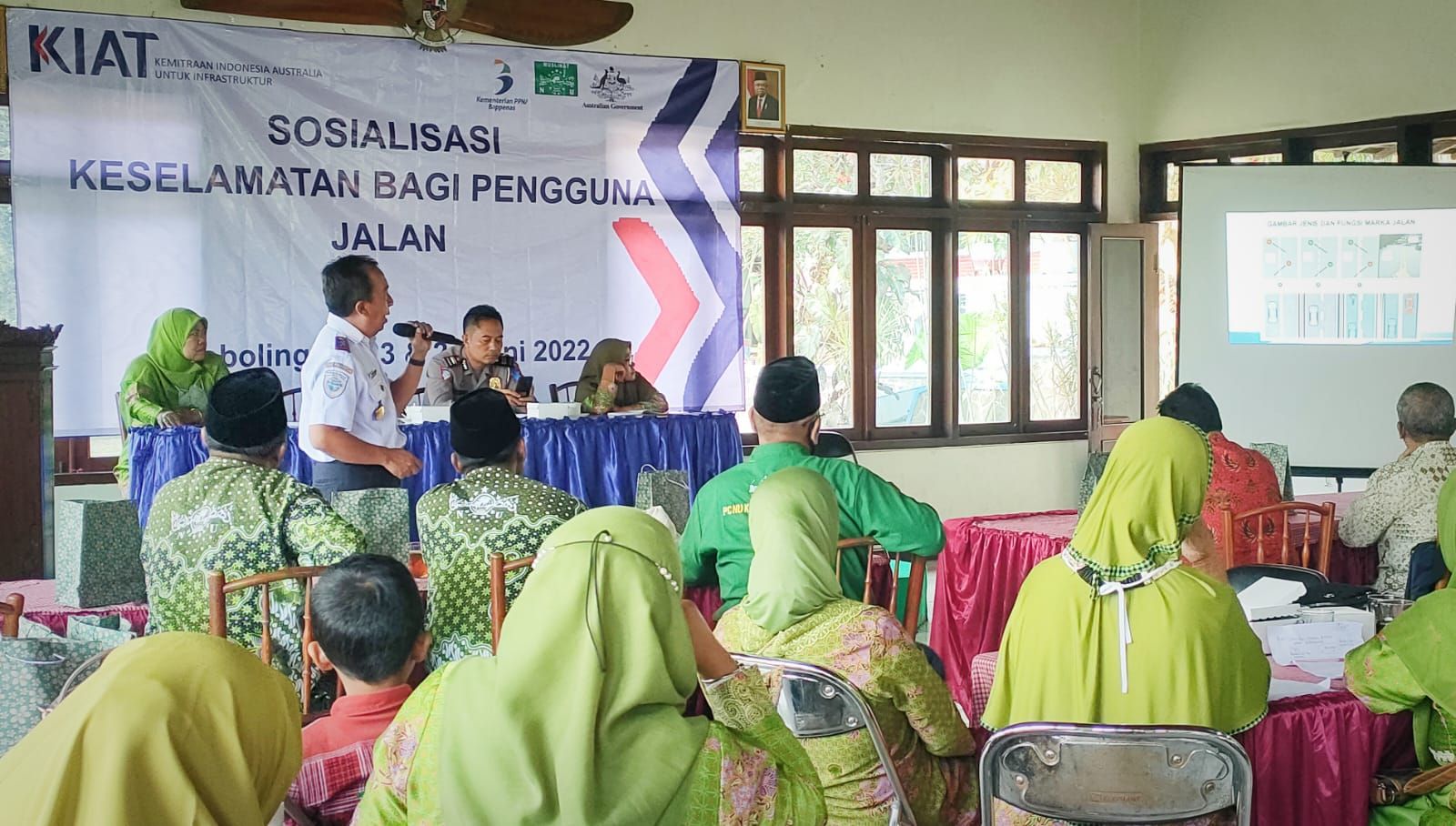 Suasana Sosialisasi keselamatan pengguna jalan oleh KIAT di Kabupaten Probolinggo. /Zona Surabaya Raya /Ahmad Saifullah.