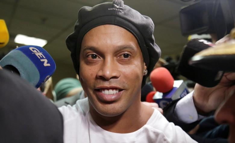 Mantan bintang sepak bola dunia Ronaldinho yang akan memperkuat Rans FC dalam laga trofeo melawan Arema dan Persik Kediri. 