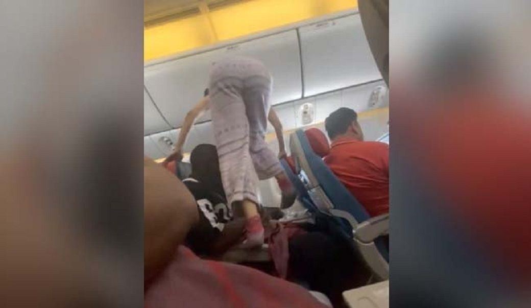 Seorang wanita yang melangkahi penumpang lainnya di pesawat telah viral di Twitter. 