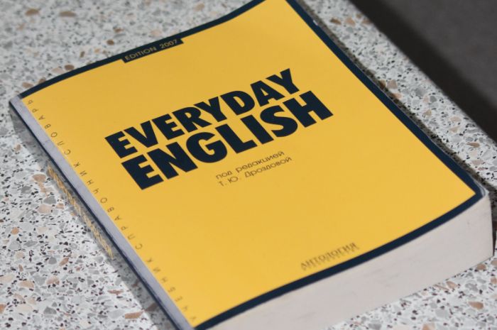 Berikut contoh soal dan jawaban dari tenses Simple Present Tense
