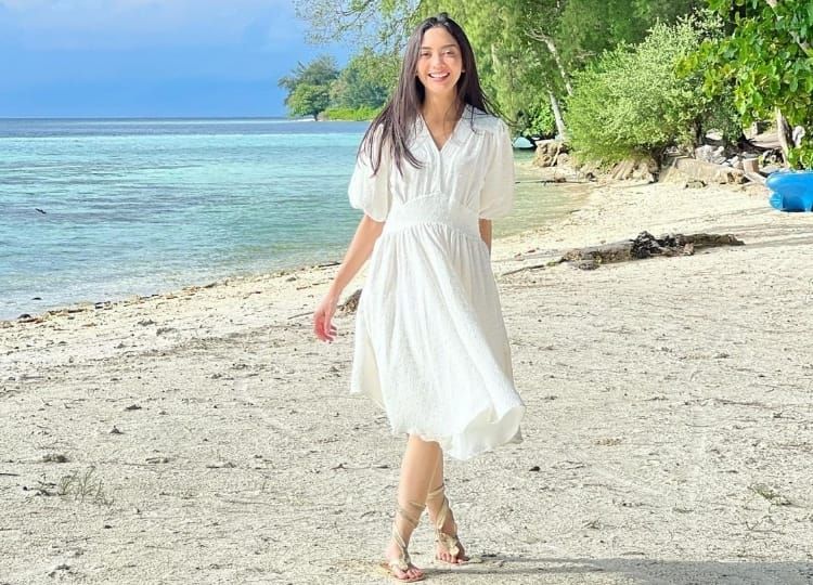 Ririn Dwi Ariyanti tampil cantik kenakan gaun bohemian.
