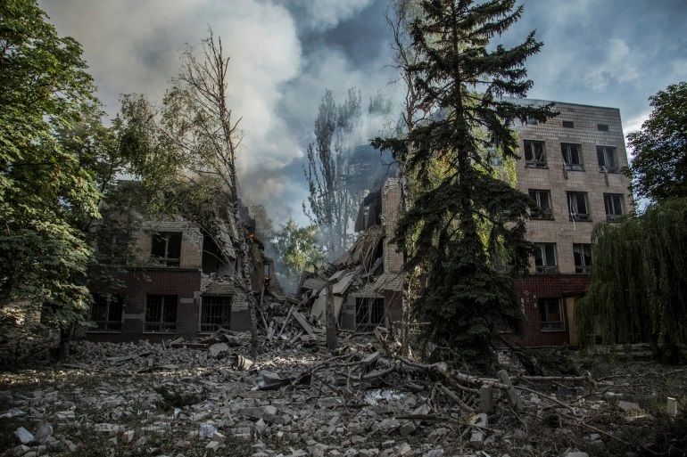 Asap mengepul di atas sisa-sisa bangunan yang dihancurkan oleh serangan militer di Lysychansk, wilayah Luhansk, Ukraina pada 17 Juni 2022.*  