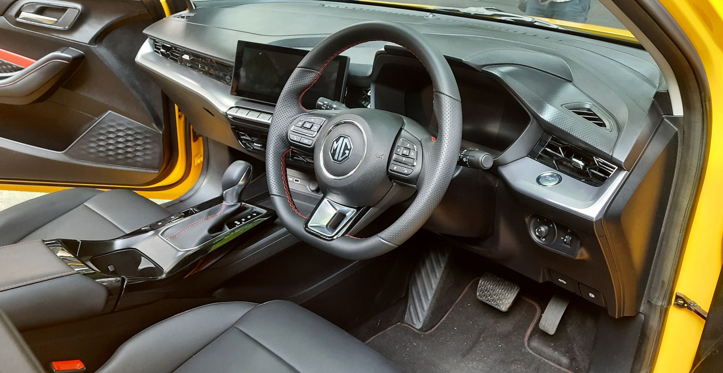 Interior sedan coupe 4-pintu dari MG 5 GT yang mewah./  