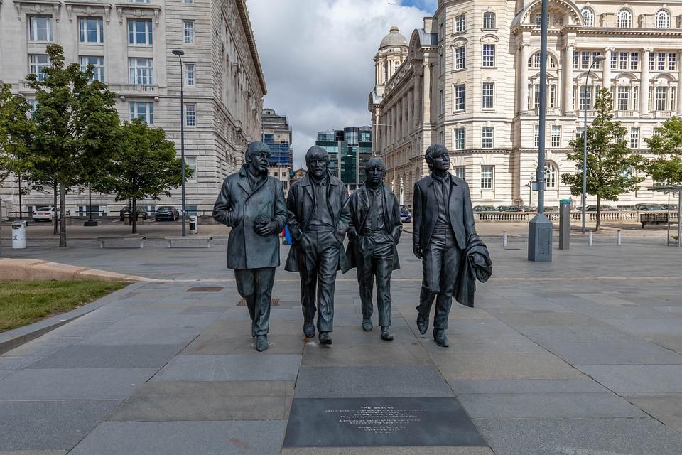 Ilustrasi foto The Beatles di trotoar. Ternyata punya cerita terpendam dibaliknya.