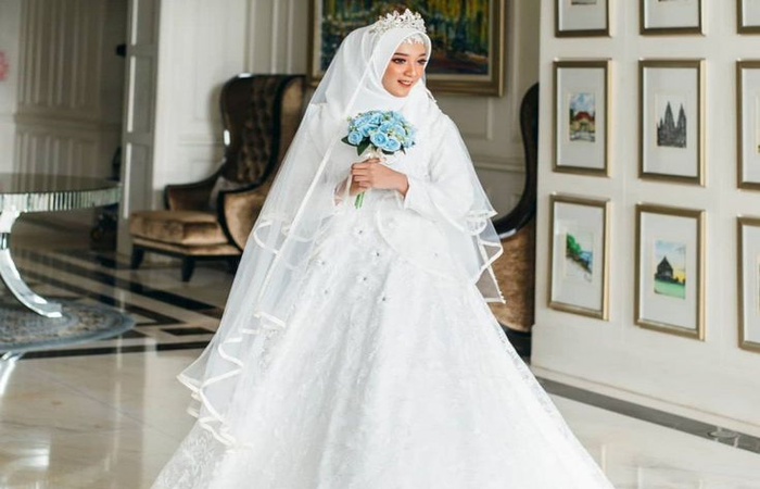 Gaun pengantin muslimah syar'i sederhana