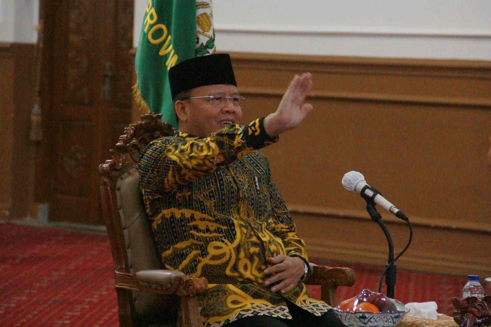 Gubernur Bengkulu Rohidin Mersyah menyapa jamaah haji/ Mc Pemprov/