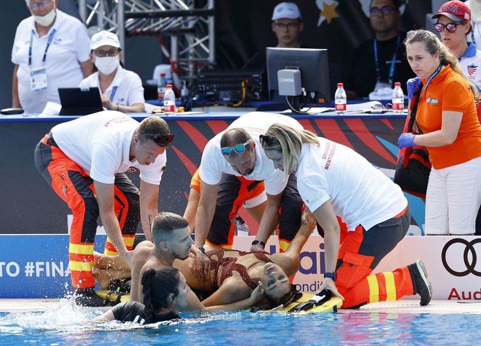 Anita Alvarez dari AS menerima perawatan medis saat babak final Kejuaraan Dunia FINA.   