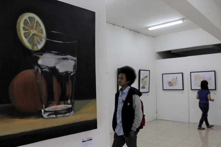 Pengunjung menikmati karya lukis yang dipamerkan di Pameran Studio Seni Lukis I bertajuk 'Still Life', bertempat di Galeri 212 Kampus ISBI Bandung, beberapa waktu lalu.