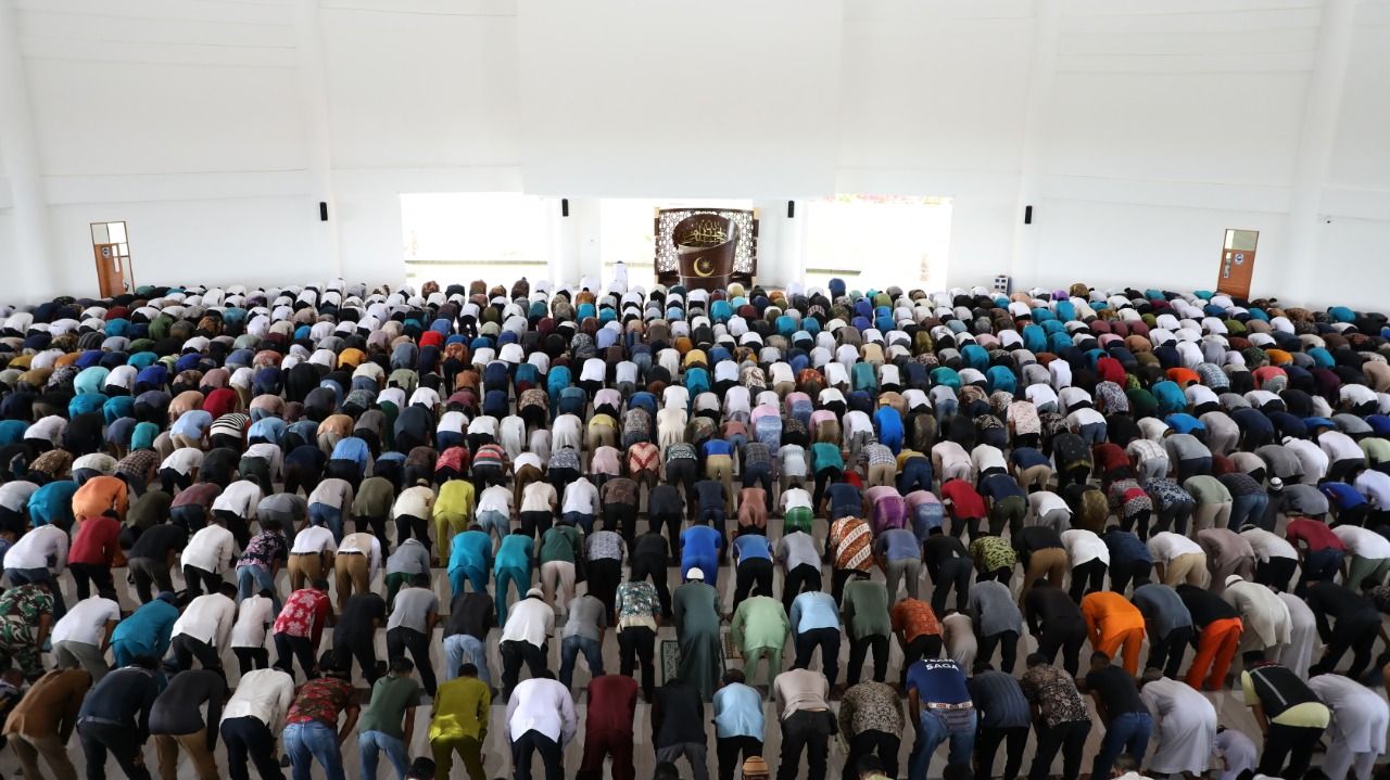Ribuan jemaah melaksanakan salat berjamaah di Masjid Tanjak