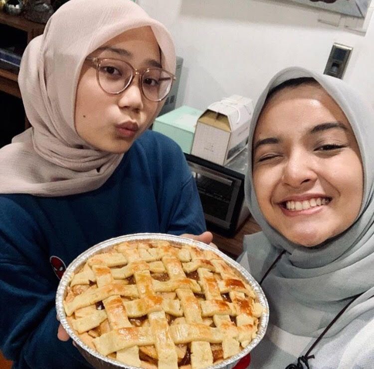 Foto bersama Zara memegang kue pai apel