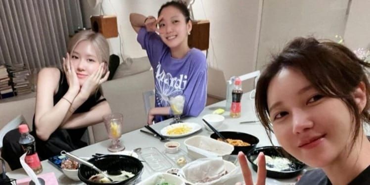 Rose BLACKPINK, Kim Go Eun, dan Lee Ji Ah terlihat dinner bareng.