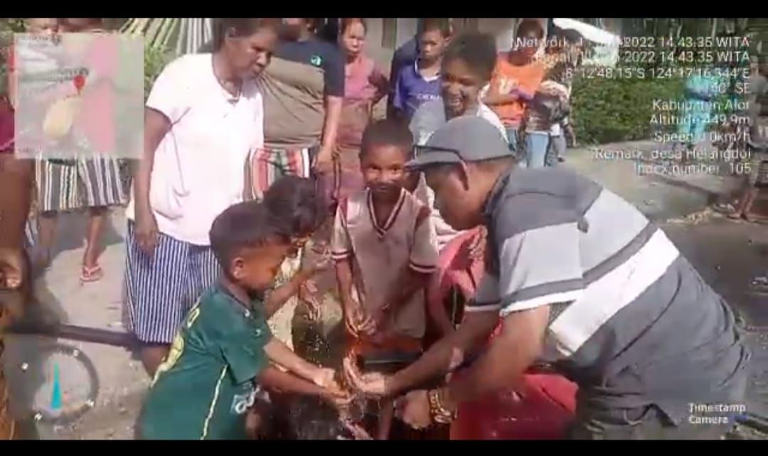 Warga Helangdohi bergembira atas berhasilnya program air bersih masuk ke desa itu