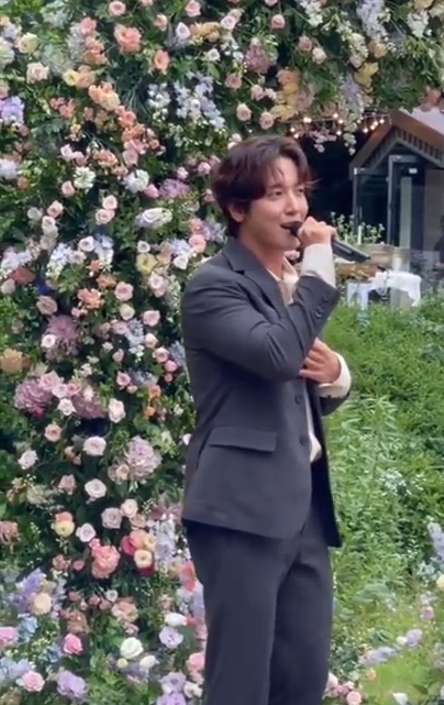 Ikut MeriahkSaat Jung Yong Hwa CNBLUE menyanyi di pernikahannya Jang Nara. 