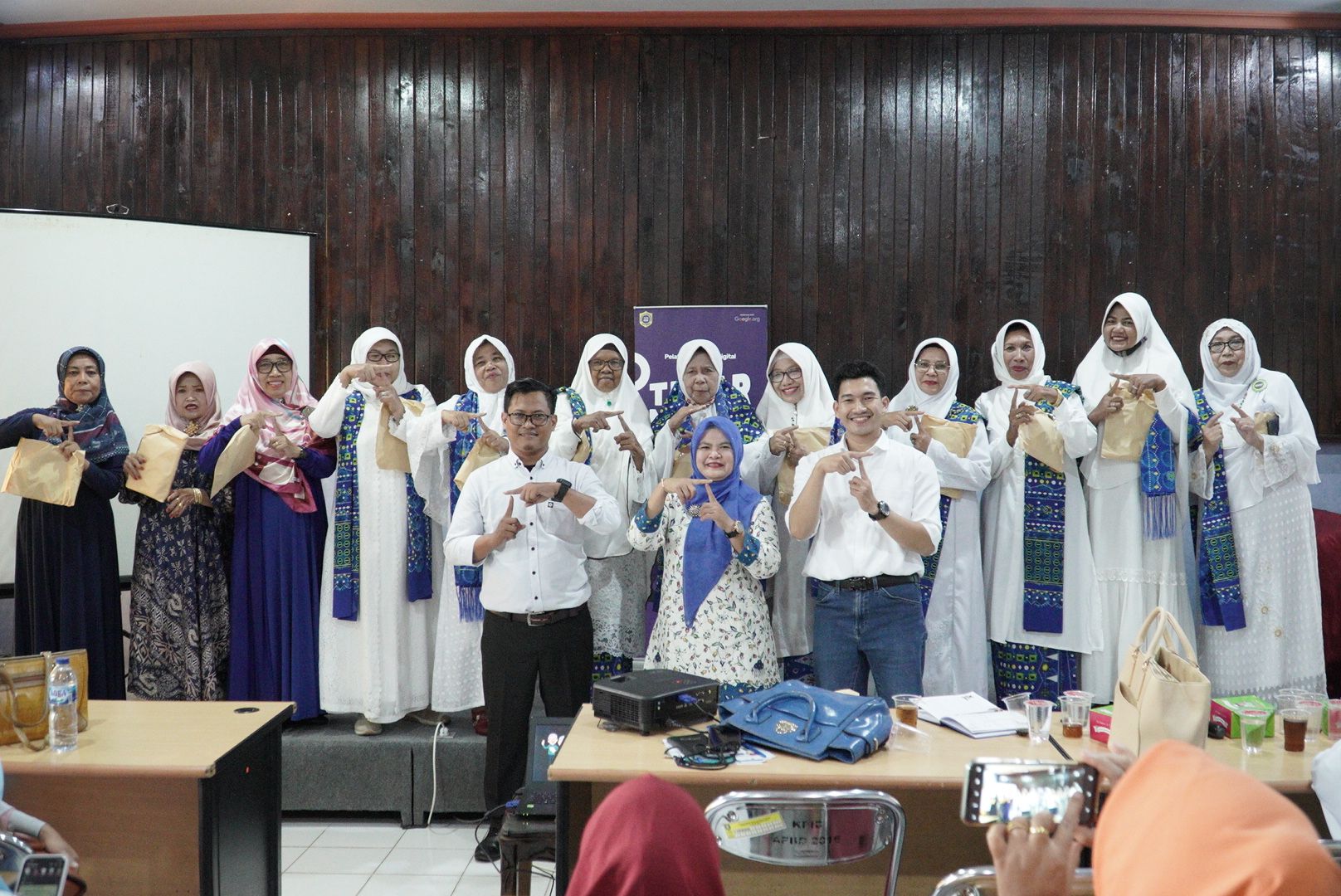 Mafindo Bengkulu melaksanakan pelatihan literasi digital bagi warga lansia, Sabtu 25/6/2022)/ Arif/